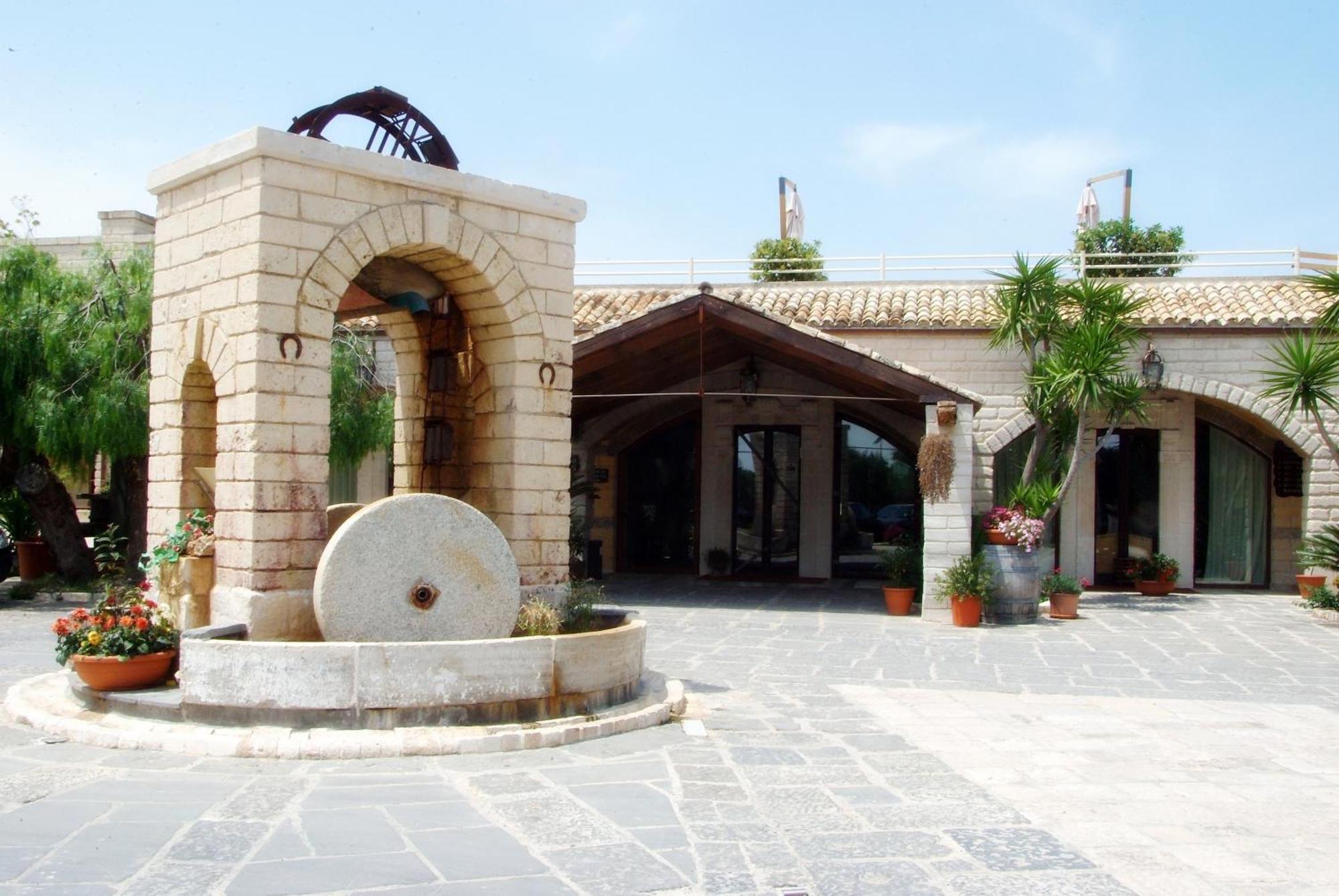 Una Hotels Regina Bari Torre A Mare Exterior photo